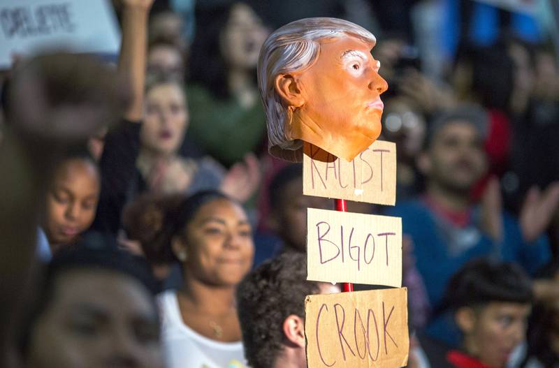 PROTESTERER: Amerikanere protesterer mot at Steve Bannon, tidligere leder for Breitbart News, blir strateg for       Donald Trump. FOTO: DAVID MCNEW/NTB SCANPIX
