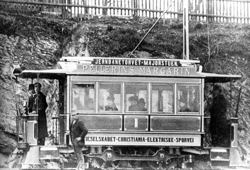 Kristiania Elektriske Sporveis sporvogn nummer 1 fotografert i åpningsåret 1894. Legg merke til at selskapet skreiv bynavnet med C til å begynne med.