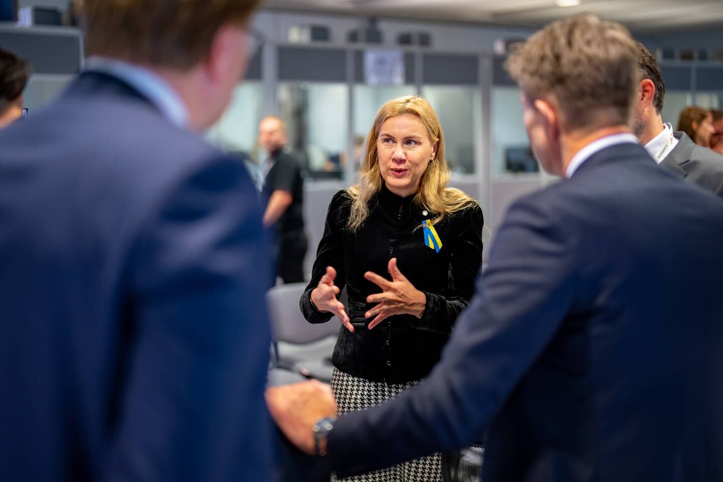 Energikommissær Kadri Simson i samtale med blant andre olje- og energiminister Terje Aasland under ministermøte i Praha onsdag