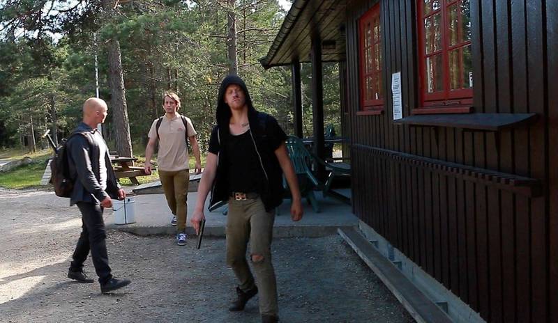 Den nye zombiefilmen spilles inn over store deler av Østfold. Her er en scene fra jegerhytta i Våler. F.v: Jóel Dadi Halldórsson, Ruben Wikhaug og Kim Nordgård.