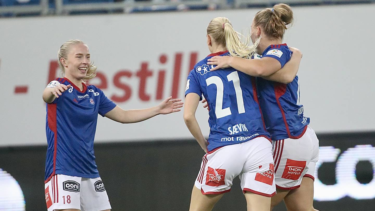 Thea Bjelde jubler sammen med Karina Sævik og Olaug Tvedten etter sistnevntes 1-0-scoring mot Celtic lørdag.