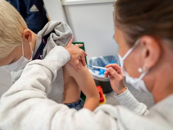 80 norske barn kan ha fått alvorlige bivirkninger av koronavaksine