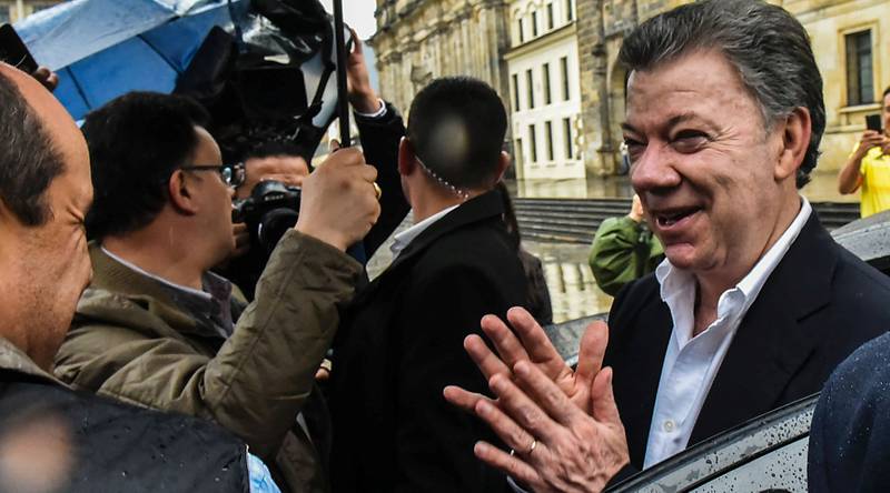Colombias president Juan Manuel Santos gikk på et sviende nederlag under folkeavstemningen søndag. Nå søker han støtte i opposisjonen til nye forhandlinger på Cuba.
