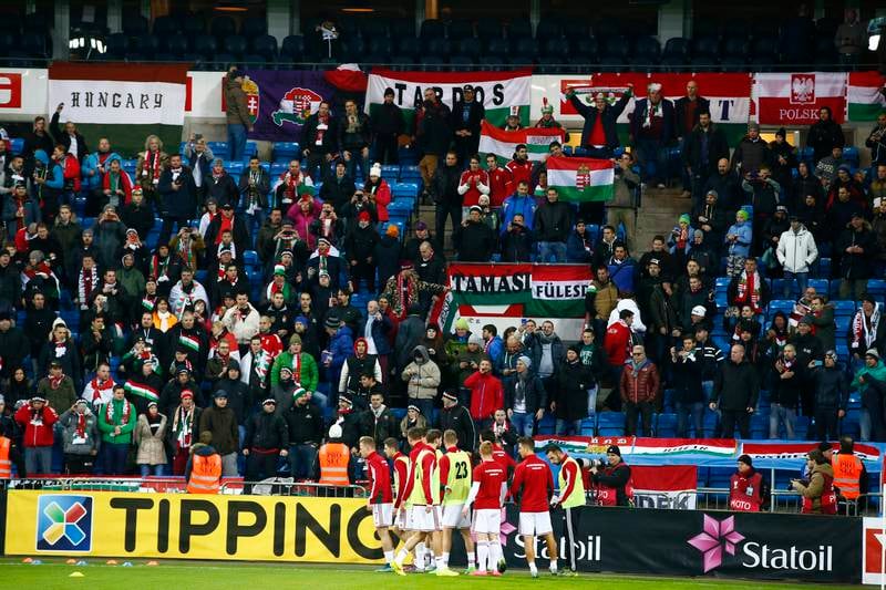 Ungarn varmer opp foran sine egne supportere. De gir bra lyd fra seg. FOTO: HEIKO JUNGE/NTB SCANPIX
