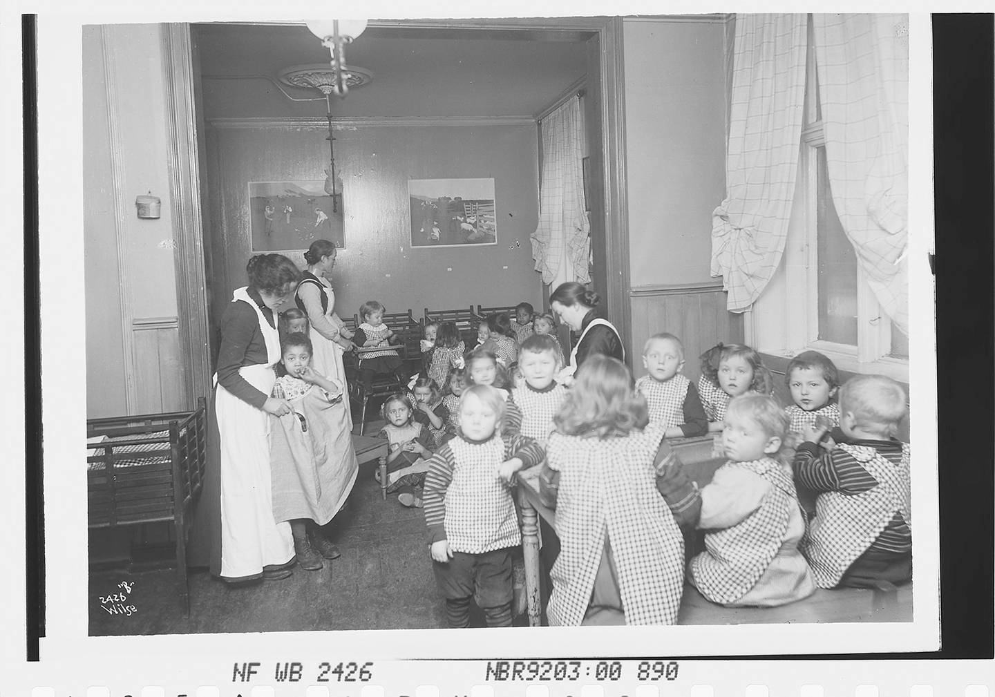 Barnehagebarn i 1909. Frelsesarmeens barnekrybbe.