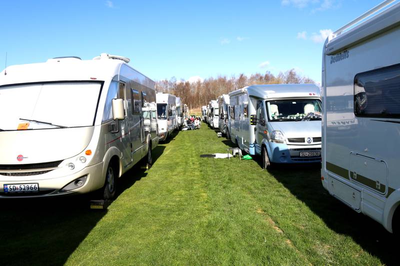 Bobilfestivalen arrangeres for niende gang. I år er det kommet 130 biler fra Østlandet, Bergen, Stord og Sørlandet. Foto: Arne Birkemo