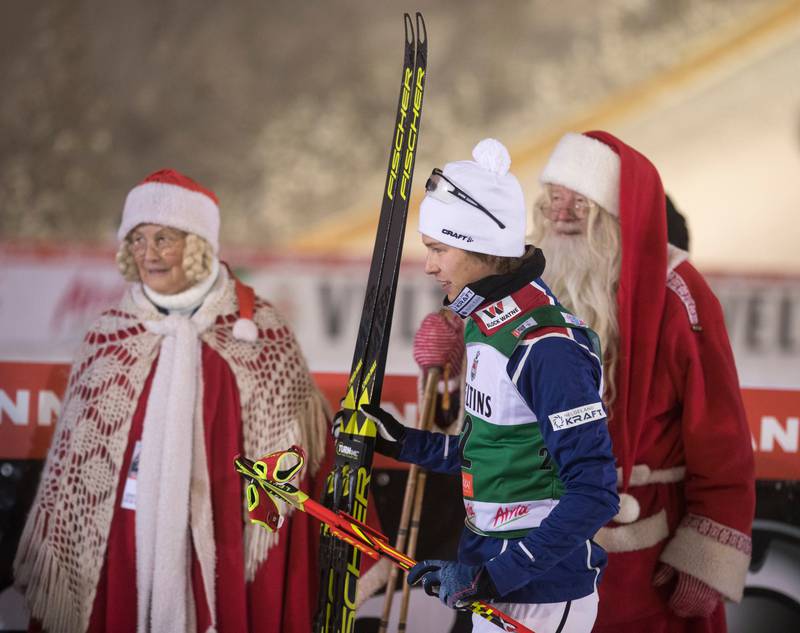 Espen Andersen måtte hilse på julenissene etter løpet.