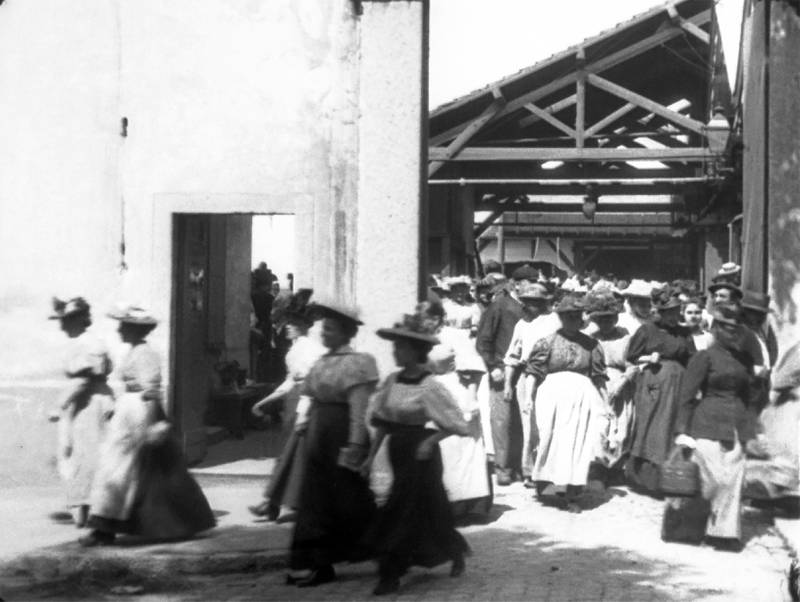 «Arbeiderne forlater Lumières fabrikk i Lyon» regnes som historiens første filmklipp.