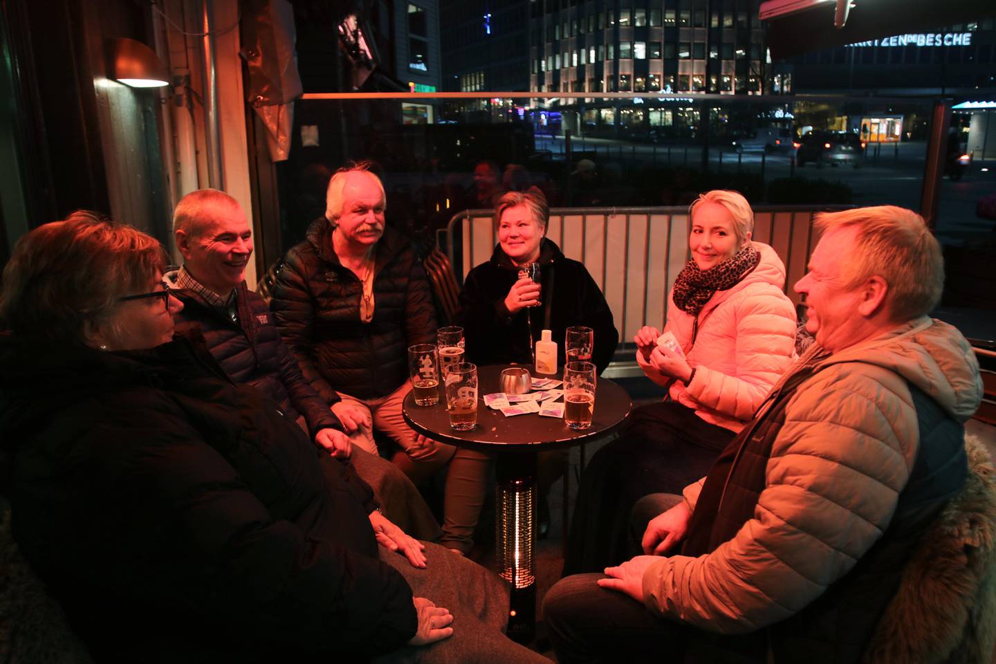 Fra venstre: Målfrid Kovland, Jan Gunnar Eikehaug, Arild Arnvard, Anita Arnvard, Randi Eikehaug og Leif Rønning. De gode vennene har tatt turen til Stavanger i helgen.