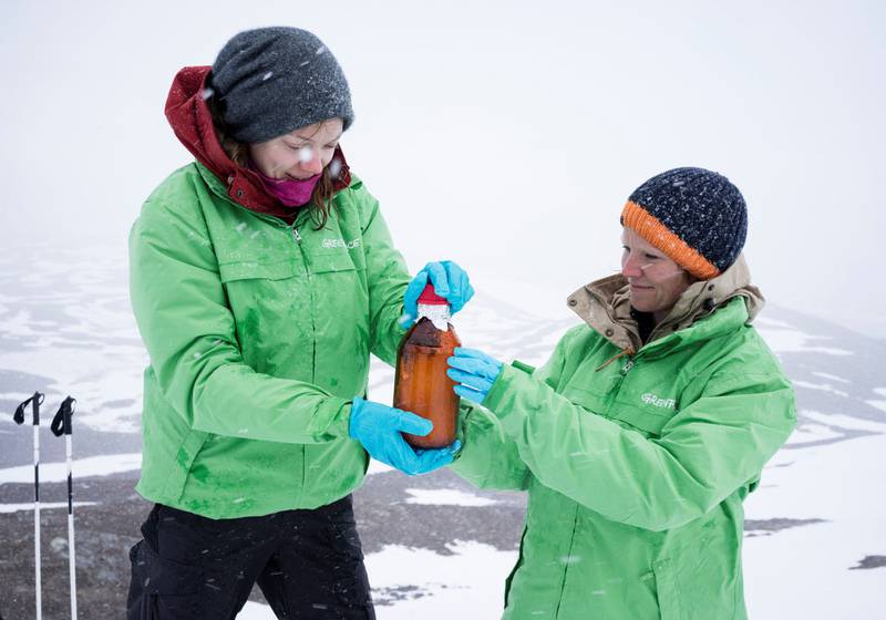 Snøprøver: Sini Saarela og Therese Jacobson fra Greenpeace tar snøprøver ved Treriksroset. FOTO: CHRISTIAN ÅSLUND