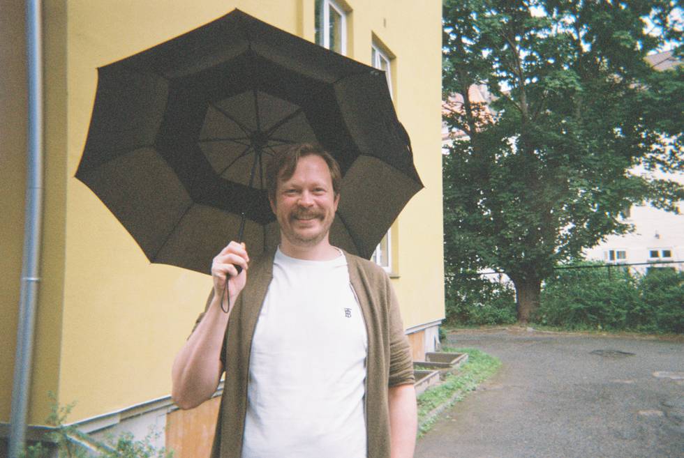 Programleder Einar Tørnquist utenfor leiligheten sin på Torshov.
