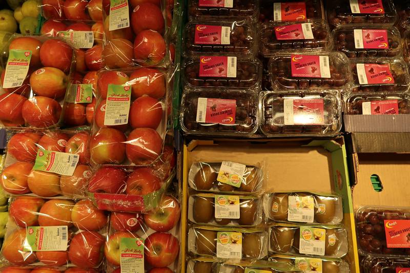 All frukt og grønt som leveres av Orkla Foods er pakket inn i plast og papp, også de økologiske varene.