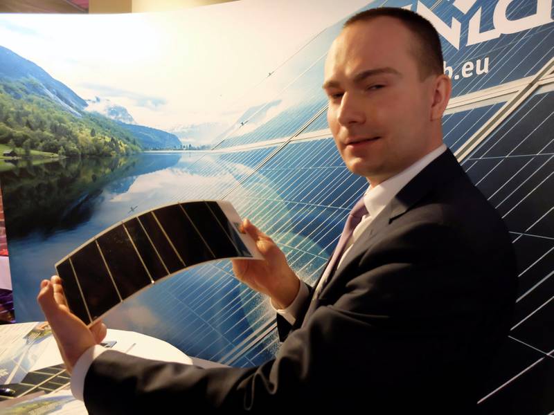 Nyeste teknologi: Marcin Guzowski var en av flere som hadde tatt turen til konferansen for å vise fra sine produkter. Selskapet jobber for produserer solcellepaneler er som er syltynne, superlette og bøyelige.