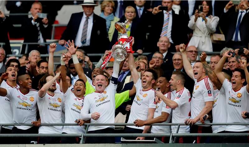 Manchester Uniteds Wayne Rooney (t.v.) og Michael Carrick løfter FA-cuptrofeet etter seieren over Crystal Palace på Wembley. 