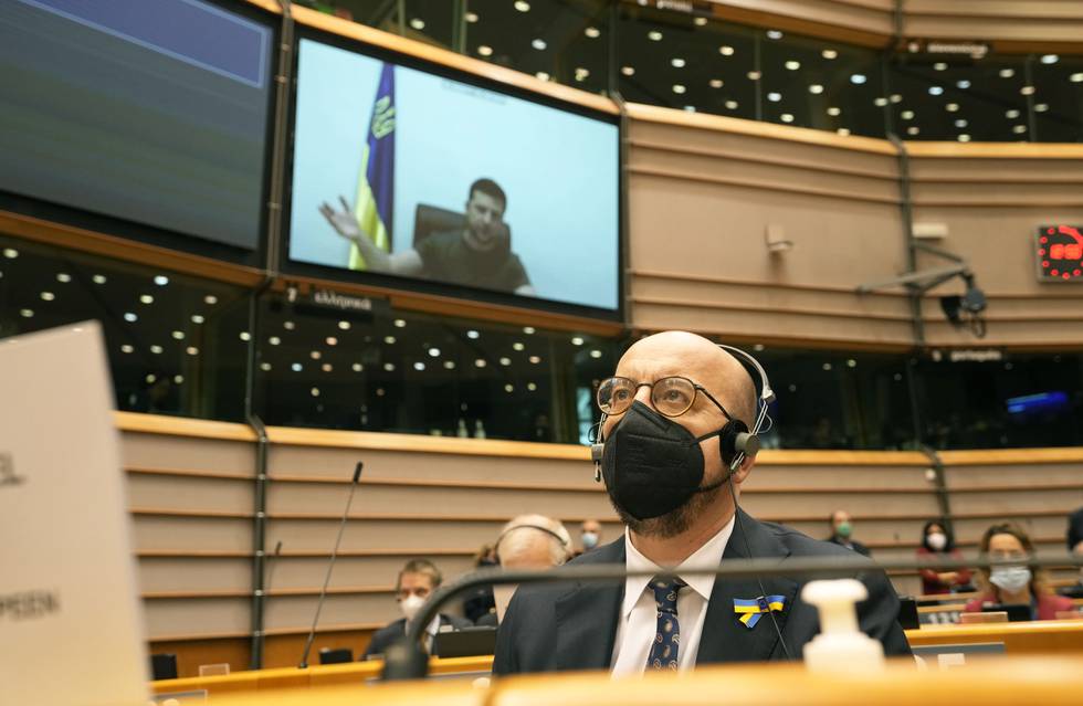 EUs president Charles Michel lytter til president Volodymyr Zelenskyjs videoappell i EU-parlamentet tirsdag. Foto: Virginia Mayo / AP / NTB