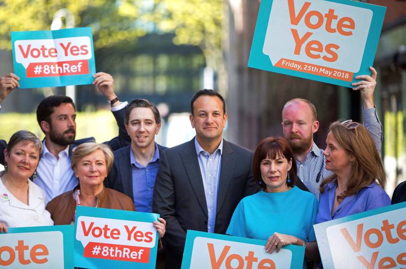 Irlands statsminister Leo Varadkar (i midten) er blant dem som ønsker å oppheve grunnlovstillegget som i dag forbyr abort i Irland. Her sammen med andre som driver kampanje for å si ja til endring, på lanseringen av ja-kampanjen forrige helg. 