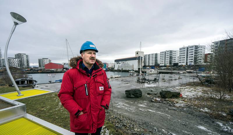 Arnvid Nordstrand i Selvaag Bolig Rogaland og Urban Sjøfront advarer mot å anlegge brannstasjon i området bak ham. 
