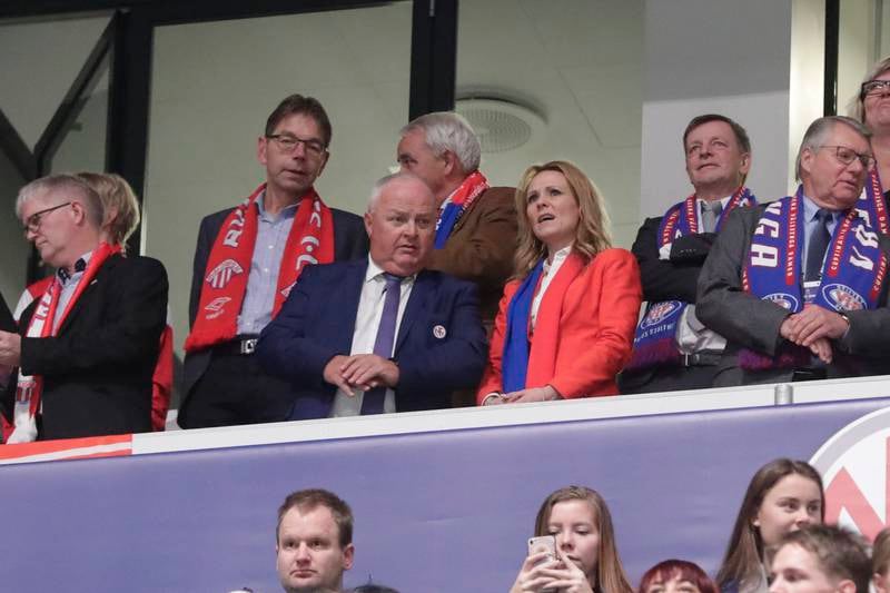 Fotballpresident Terje Svendsen og kulturminister Linda Hofstad Helleland fulgte cupfinalen lørdag.