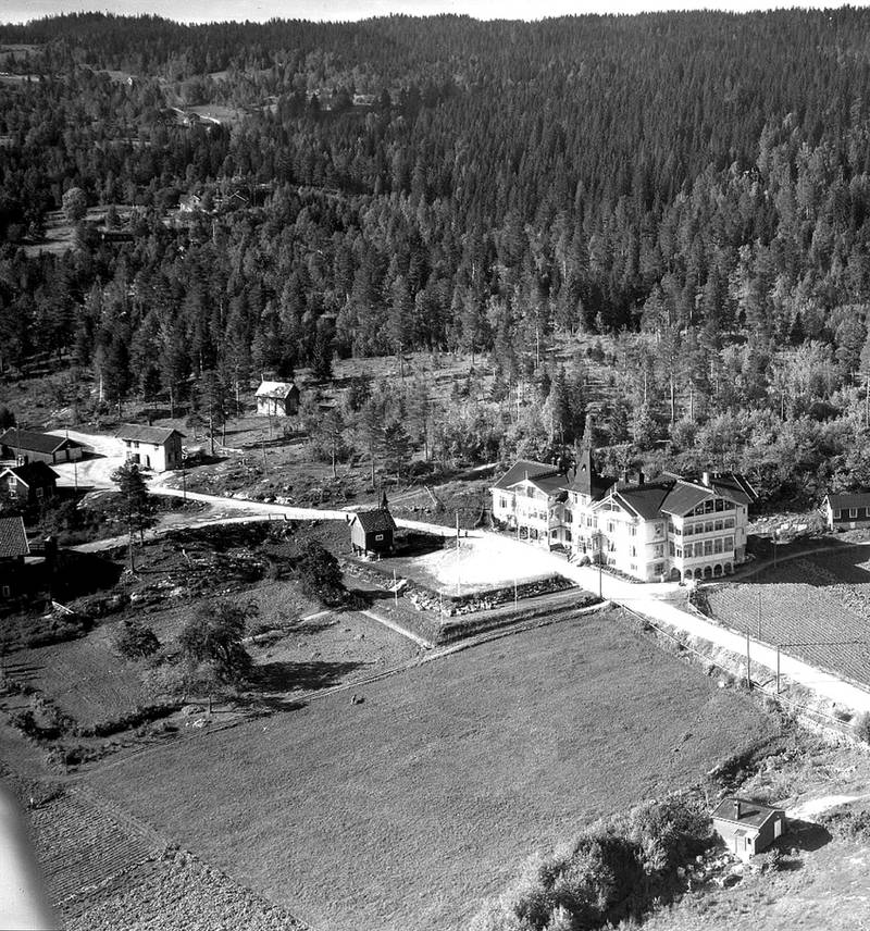 1949: Konnerudkollen turisthotell i Stubberudveien, der hovedbygningen på gården Eskerud lå opprinnelig. Gården ble ombygget først til sanatorium og senere hotell. Låven skimtes i venstre bildekant. 