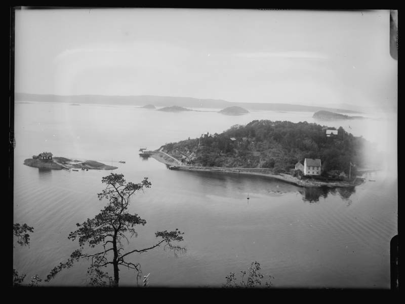 Sjursøya og Kneppeskjær sett fra Bekkelaget i 1915. Dette året ble de første planene for havneanlegg her tegnet