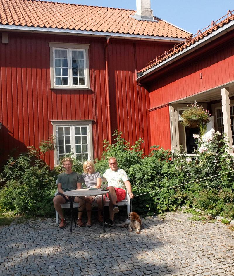 Holm gård i Holmsbu er hjemmet til blant andre Hans Kristian Blichfeldt Moe, Kristin Blichfeldt, Håkon Moe og hunden Prins. Vinduene mot tunet er svært gamle og i den opprinnelige rokokkostilen.