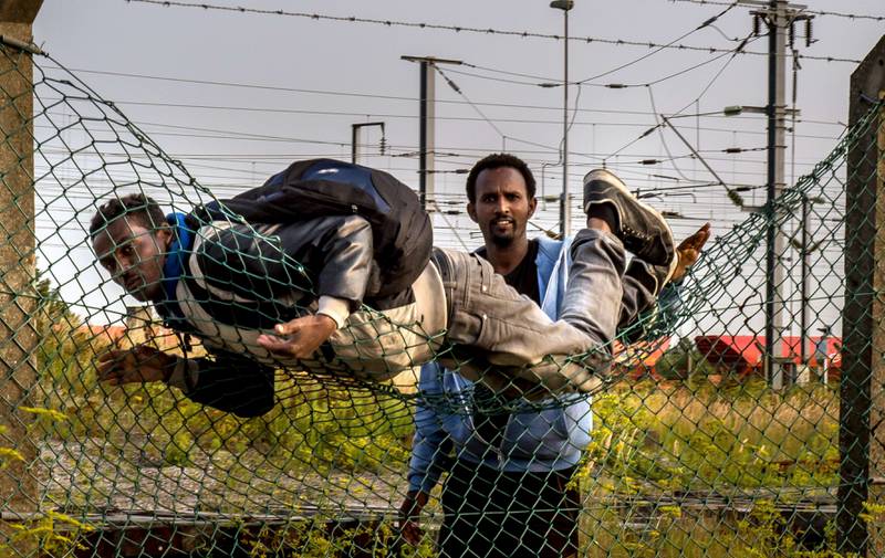 Flyktninger forsøker å komme seg fra Frankrike til Storbritannia. FOTO: NTB SCANPIX