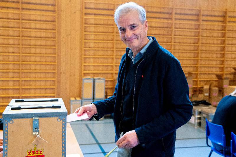 Ap-leder Jonas Gahr Støre avgir sin stemme i kommunevalget på Svendstuen skole søndag formiddag.