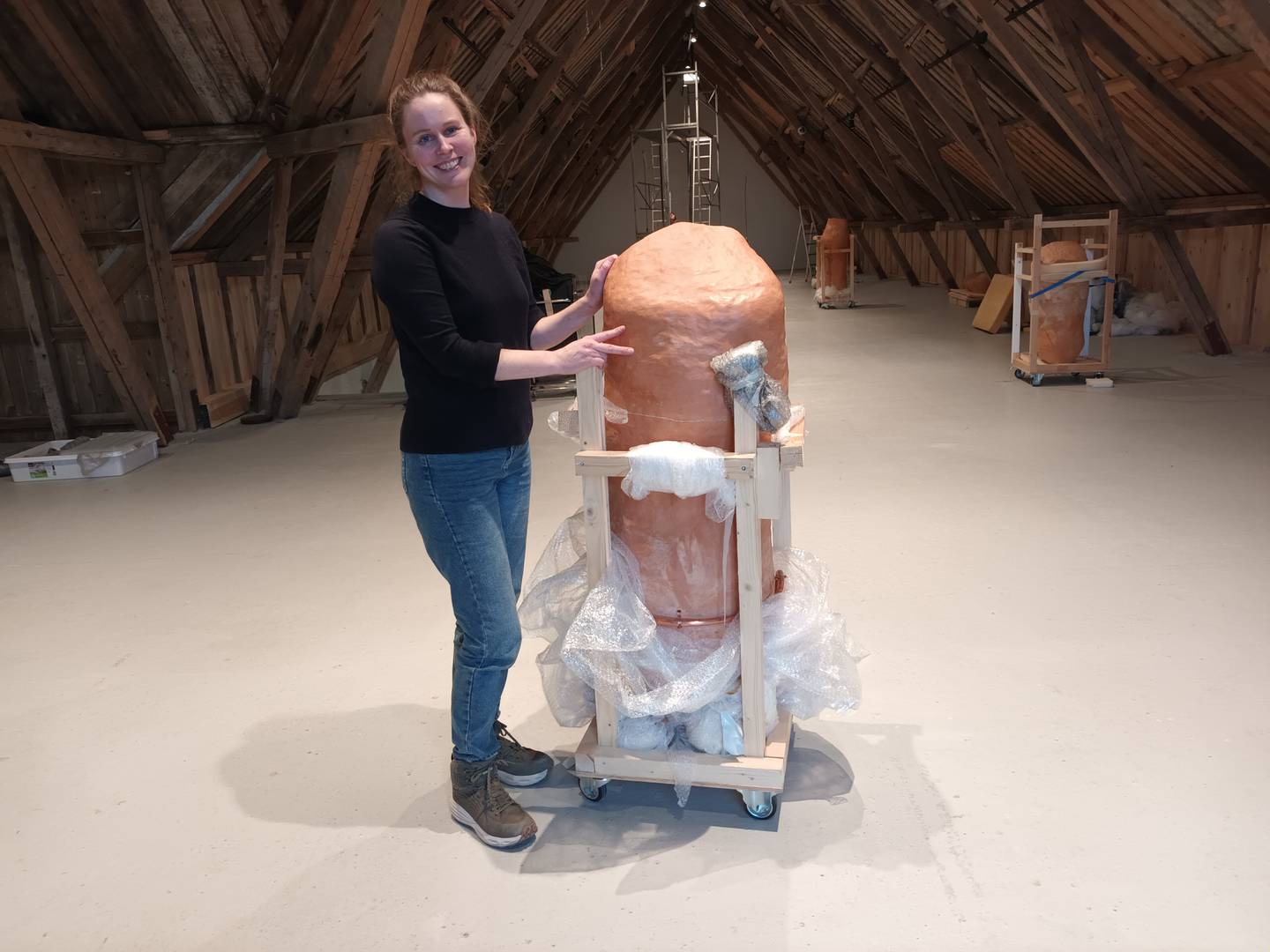 Kunstner Gunnhild Torgersen er på plass på Hå gamle prestegard for å installere utstillingen som åpner på lørdag.