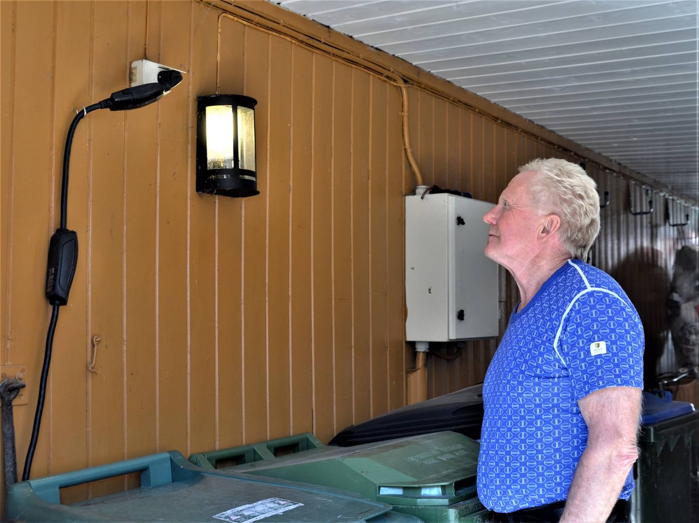 Jarle Sundelin ønsker å erstatte stikkontakten med en elbillader hjemme i Raadhusgaten 17 i Gamlebyen.