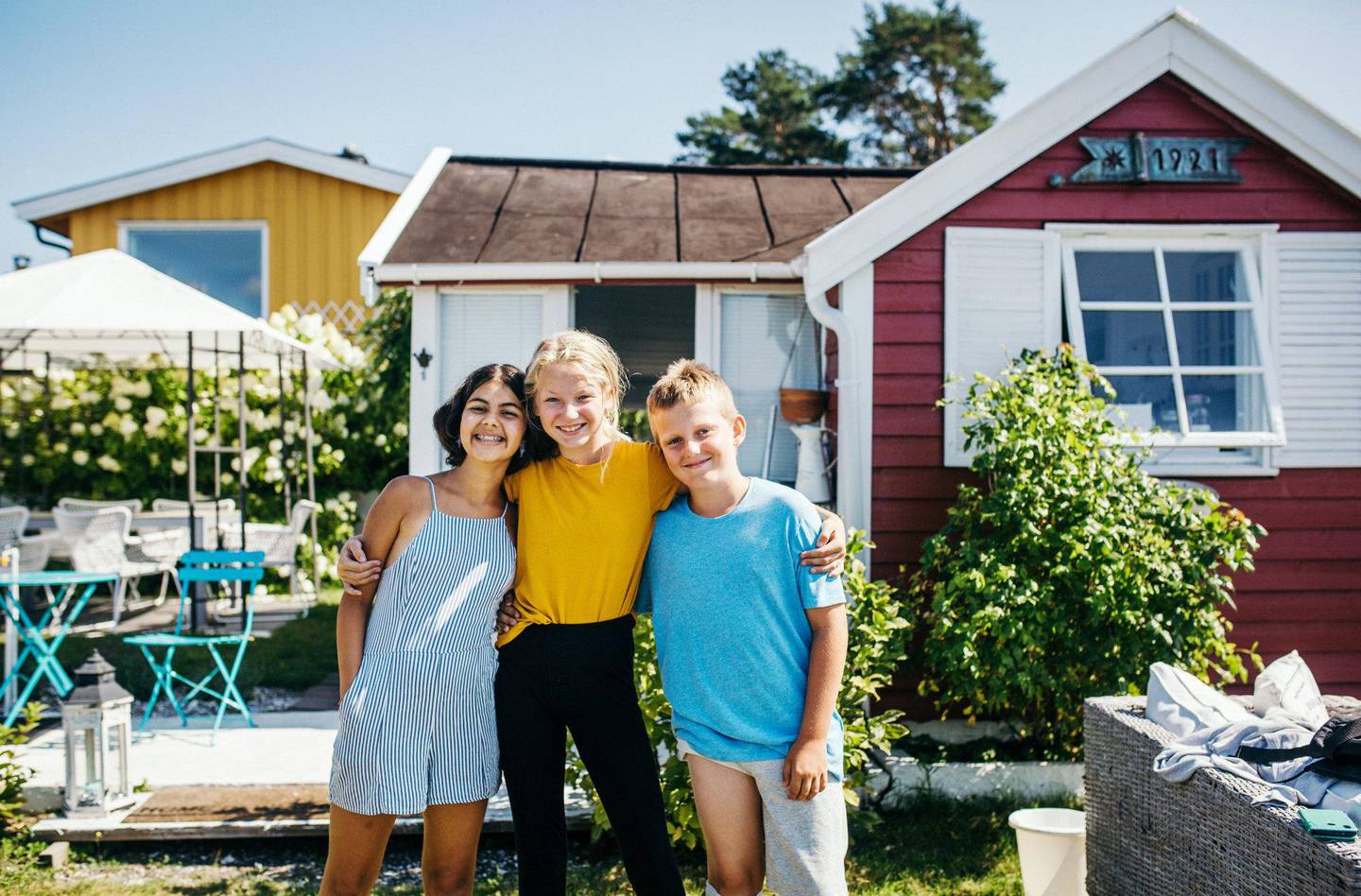 Mia Nabavi (t.v) Lineah og Noah Primrose er naboer på Lindøya, og hver dag skaper de nye sommerminner.