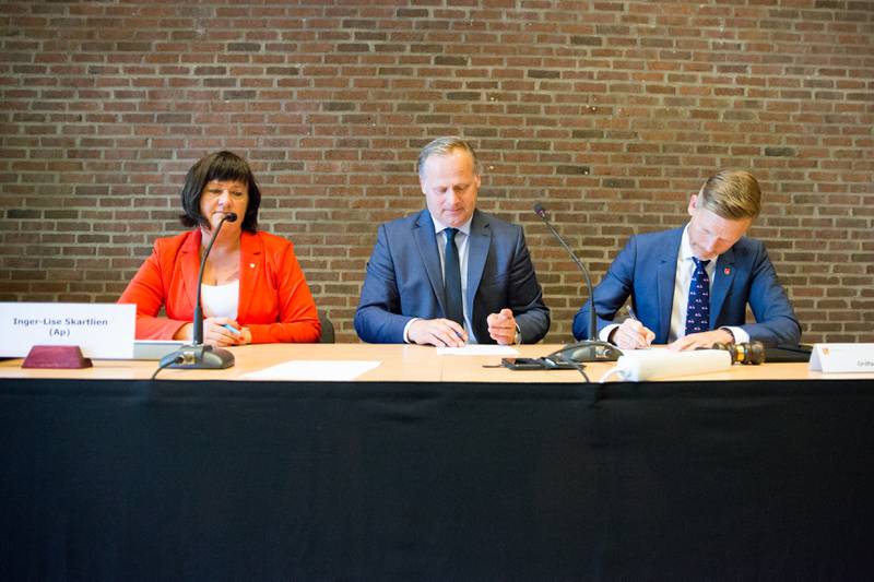 Her blir protokollen signert av Inger-Lise Skartlien (ordfører i Rygge), Trond Rønningen (fylkesmann) og Tage Pettersen (ordfører i Moss).