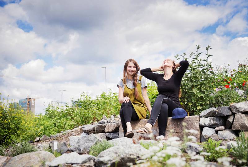 På landet midt i byen: Katrina Sjøberg og Tuva Myklestad har murt opp en urtehage der de dyrker over 50      forskjellige urter. – Vi håper at urbant landbruk kan bli et reelt alternativ, ikke bare noe man gjør for gøy.