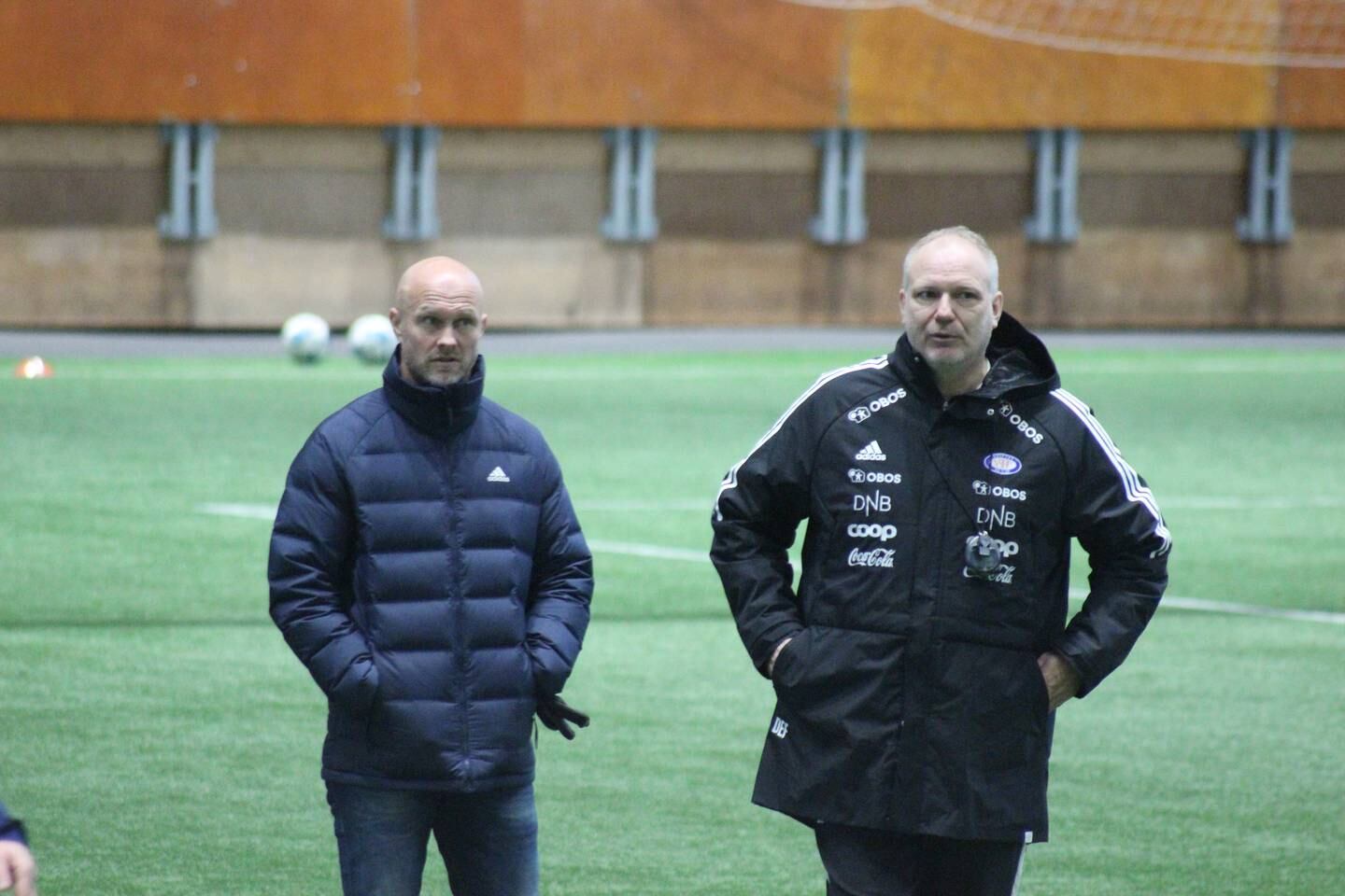Vålerengas sportssjef Joachim Jonsson (til venstre), og Dag-Eilev Fagermo tror begge at Osame Sahraoui ikke er VIF-spiller når eliteserien sparkes i gang.