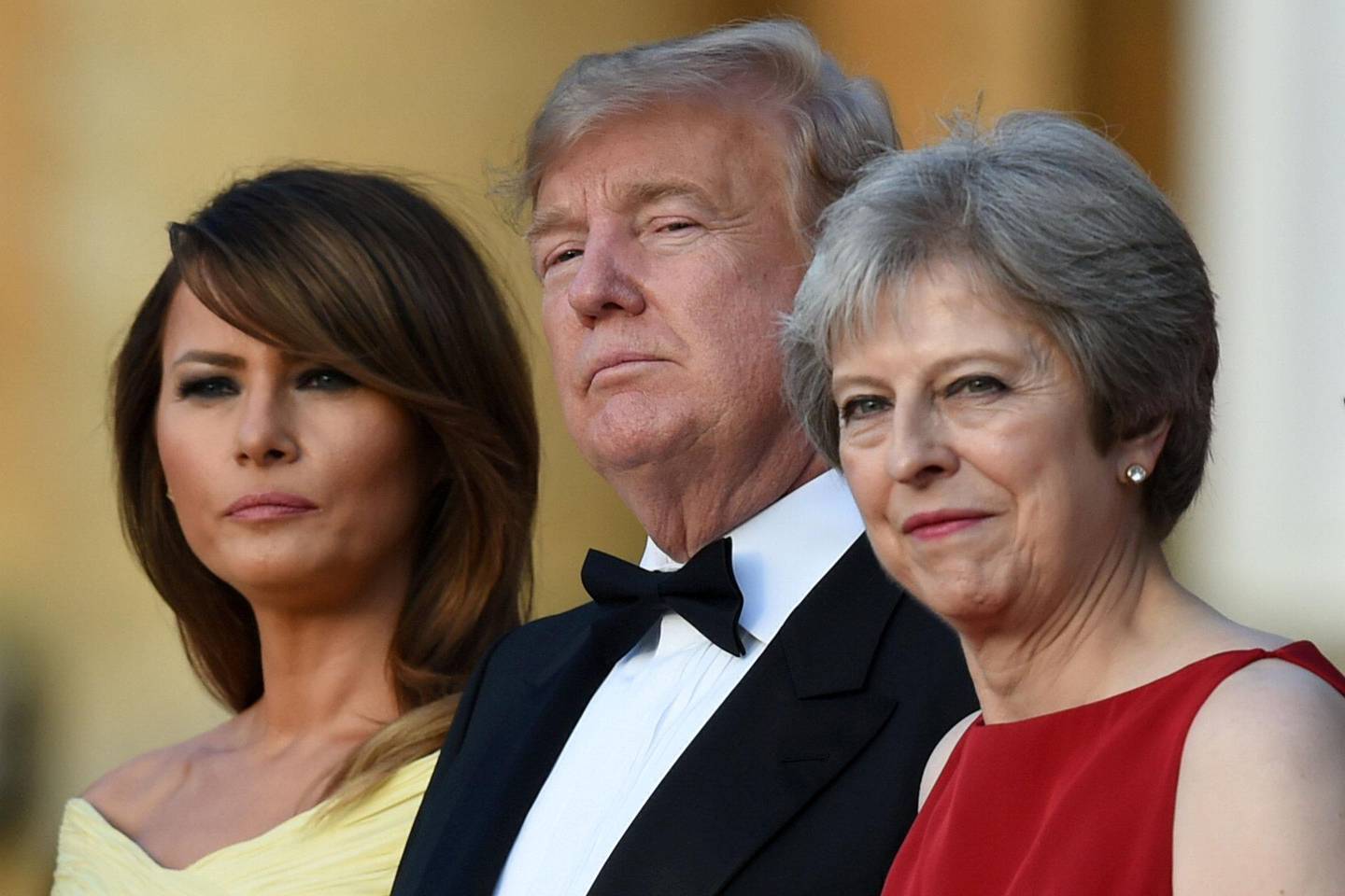 PÅ VEI UT: Trump møter en statsminister på vei ut. Her ekteparet Trump med Theresa May under besøket i fjor. FOTO: NTB SCANPIX