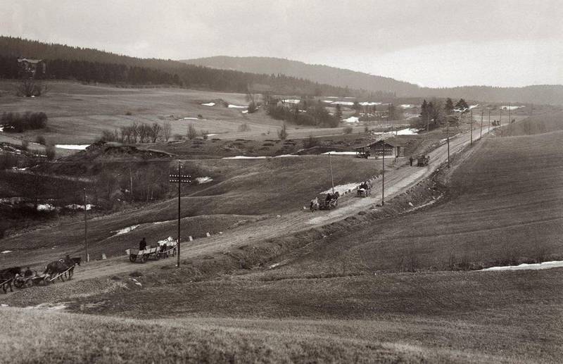 Steinkjørere på vei oppover Trondheimsveien ved Tonsen gård i 1899. På den tida skal hele 100 hester ha vært på veien samtidig.