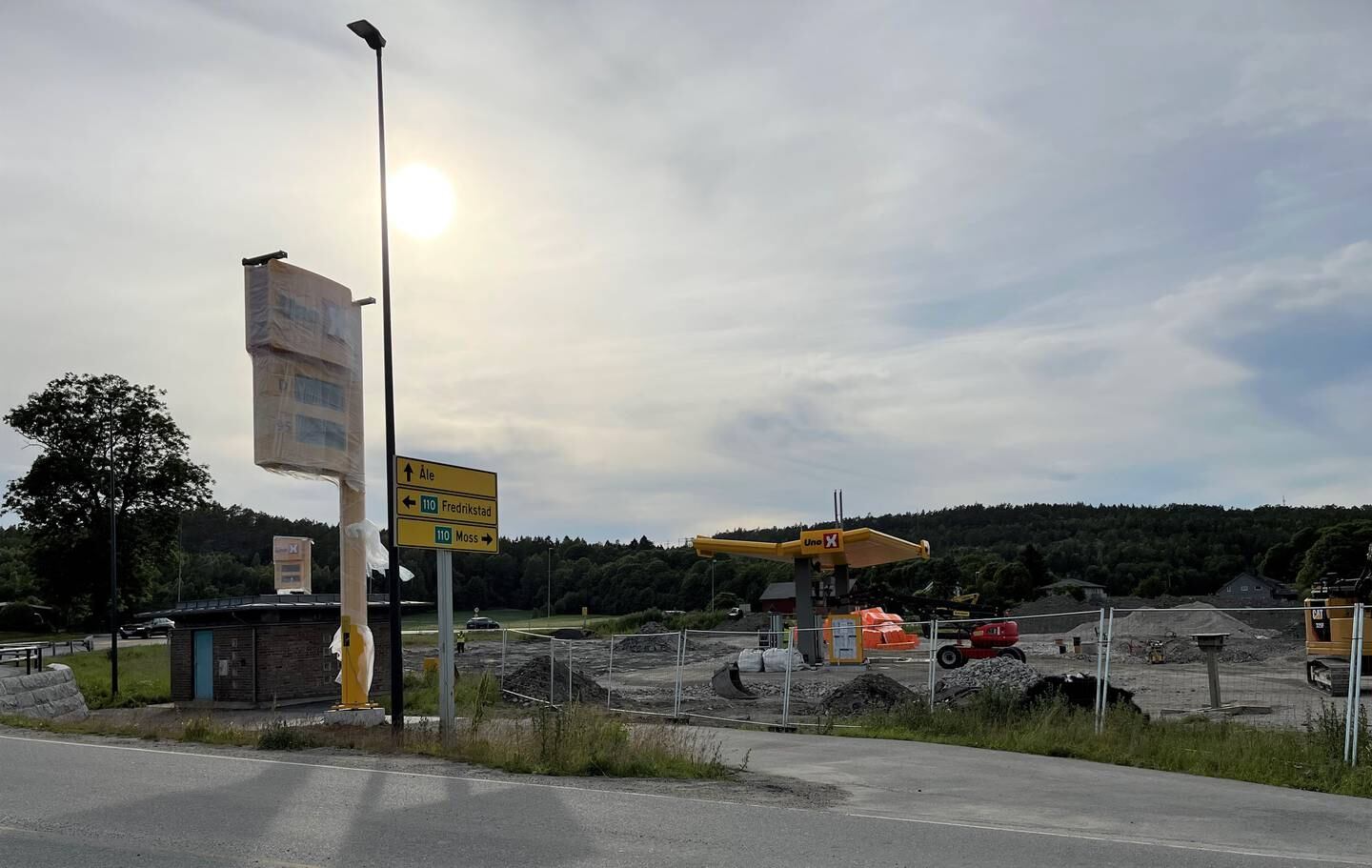 Den nye Uno X-stasjonen ligger rett ved innkjøringen til handelsområdet på Ørebekk, noe kjeden anser som en ideell beliggenhet.