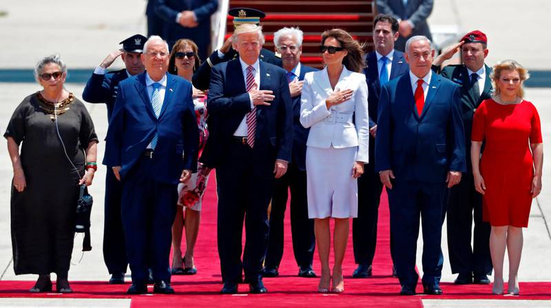 President Donald Trump og førstedame Melania Trump ble tatt imot av statsminister Benjamin Netanyahu og kona Sara da de kom til Israel i går. FOTO: JACK GUEZ/NTB SCANPIX