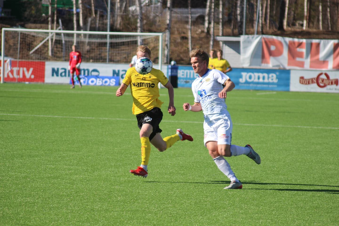 Thomas Elsebutangen fikk en stor mulighet i andre omgang etter at han løp fra tidligere Grorud-spiller Arnar Gudjonsson.