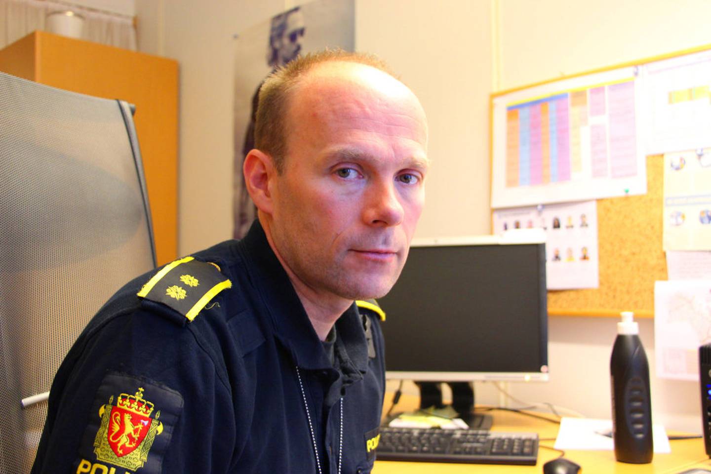 Bekymret: Geir Oustorp, leder ved forebyggende avdeling hos politiet i Søndre Buskerud, er opprørt over brutaliteten i slåsskampene som drammensungdom filmer og legger ut på nett. FOTO: KENNETH LIA SOLBERG