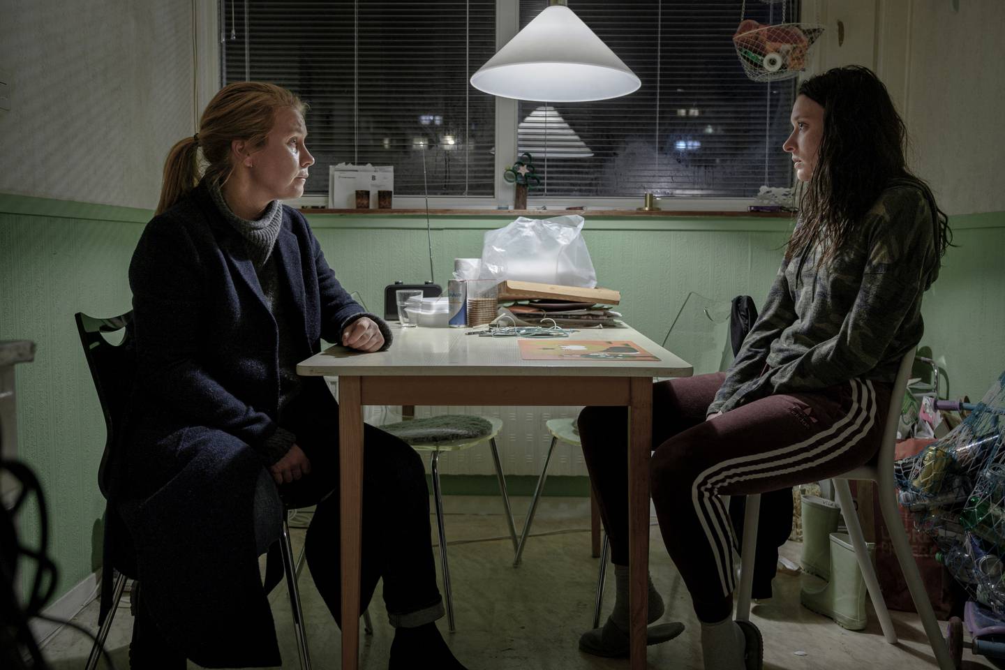 Jenni (Josefin Asplund) has to endure critical questions from the ongoing police investigator Alice (Eva Melander) in the hunt for Lucas.