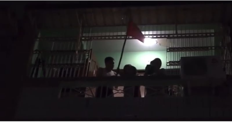 Skjermdump fra video som viser demonstrasjoner fra balkonger i Myanmar.