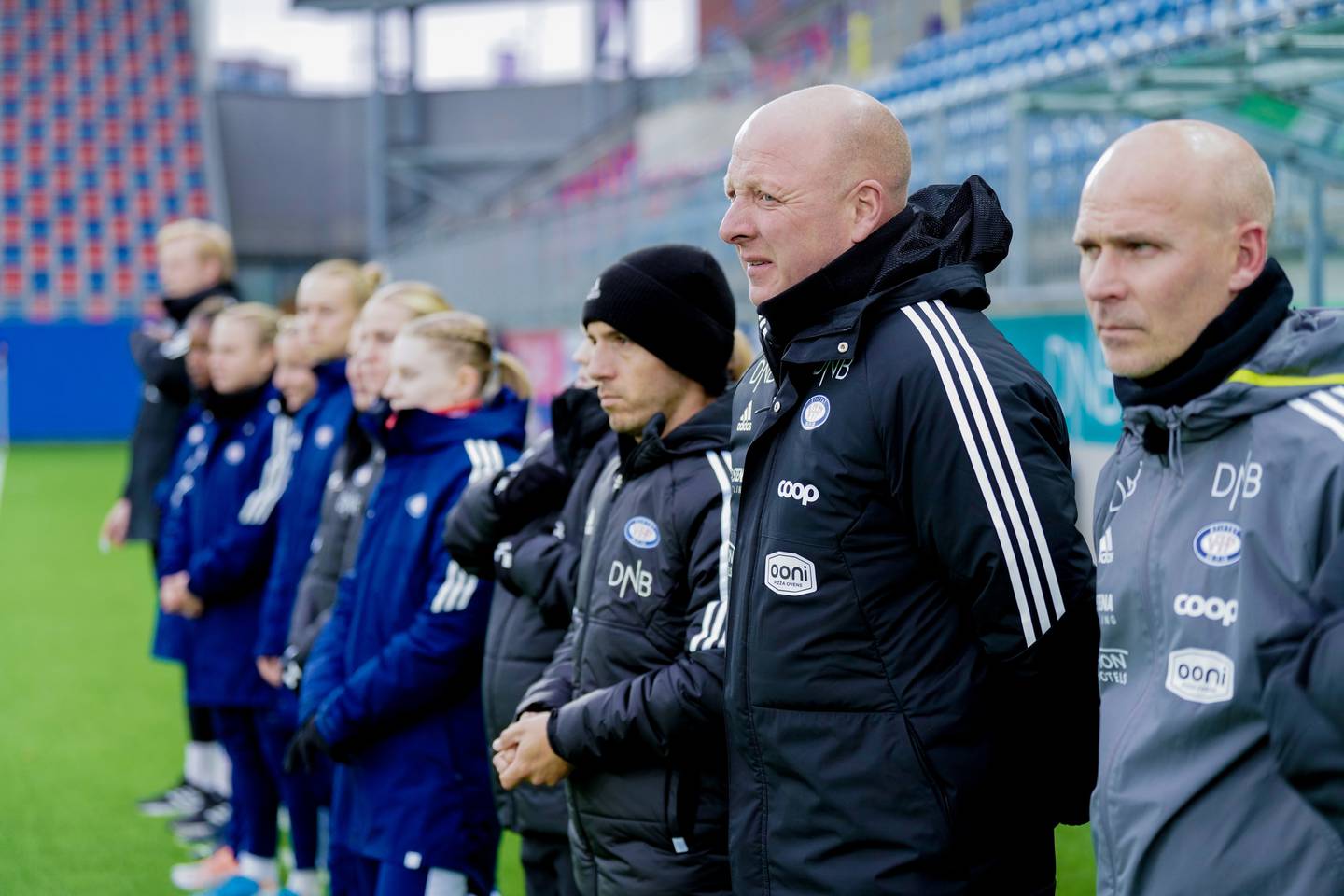 VIF-trener Nils Lexerød og assistent Steinar Pedersen (nærmest) før avspark på Intility mot Stabæk.