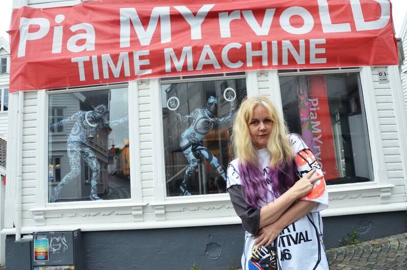 Multikunstner Pia Myrvold flytter hjem til Stavanger etter 30 år i utlandet. Torsdag åpner hun ny utstilling i nytt galleri i Bakkegata i Stavanger sentrum. I vinduene  poserer The Sumerians.
