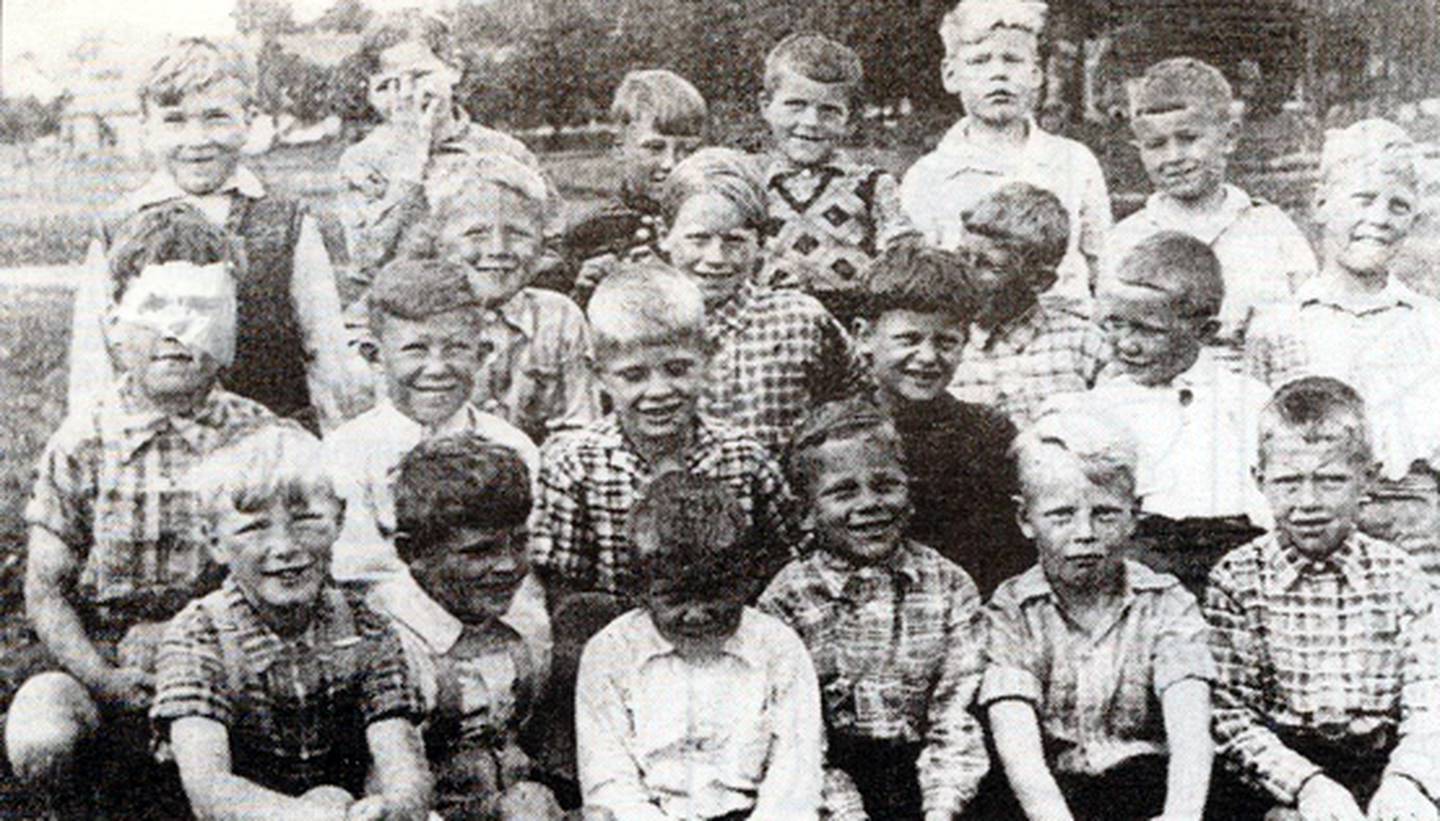 Klasse 1a  Halden Gutteskole fotografert  utenfor Os-skole 1941på tomta der IFE ligger i dag.
