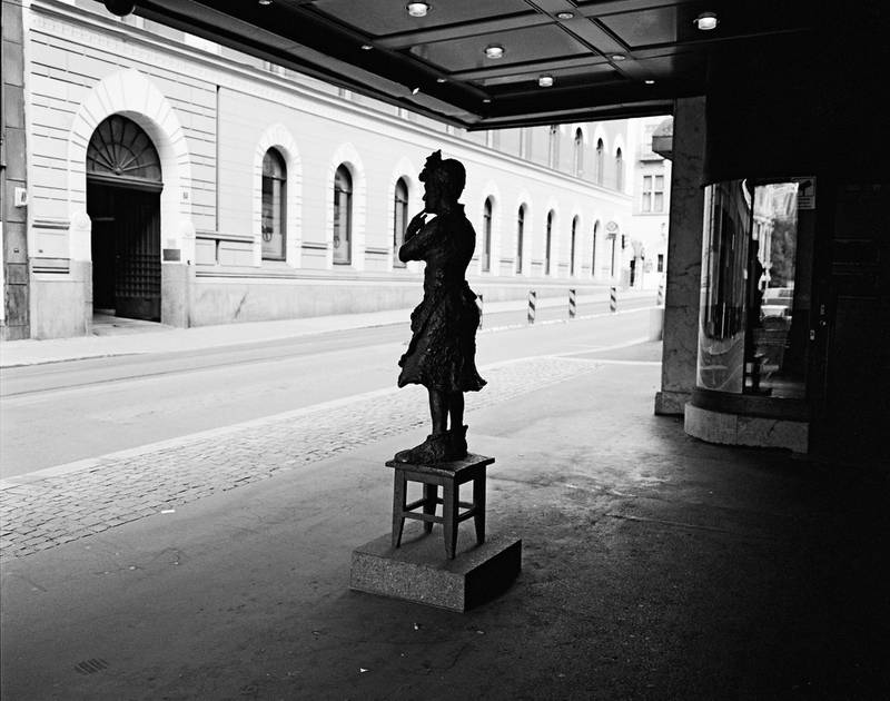 Den folkekjære skuespilleren Aud Schønemann (1922–2006) er en av de rundt 80 skulpturene i boken «Fast plass». Nina Sundbyes skulptur står foran Oslo Nye Teater.