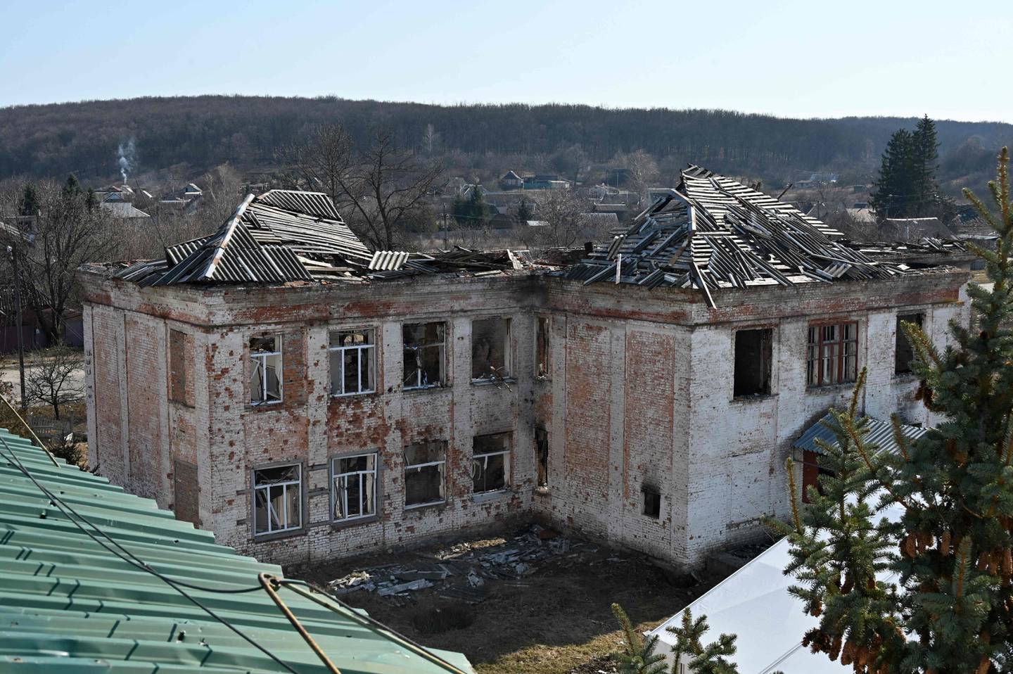 En ødelagt skole i landsbyen Staryi Saltiv, øst for Kharkiv.