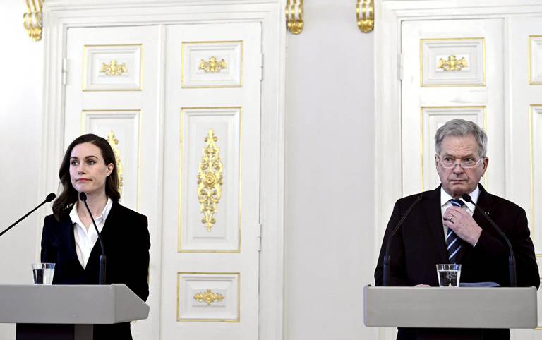 Finlands statsminister Sanna Marin og president Sauli Niinistö på en pressekonferanse om Russlands invasjon av Ukraina 24. februar 2022.