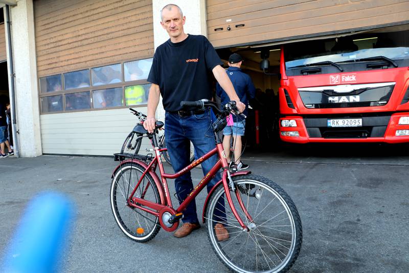 Richard Sikora sikret eksamensgaven til datteren. Finse DBS-sykkelen gikk for 1000 kroner. Foto: Arne Birkemo