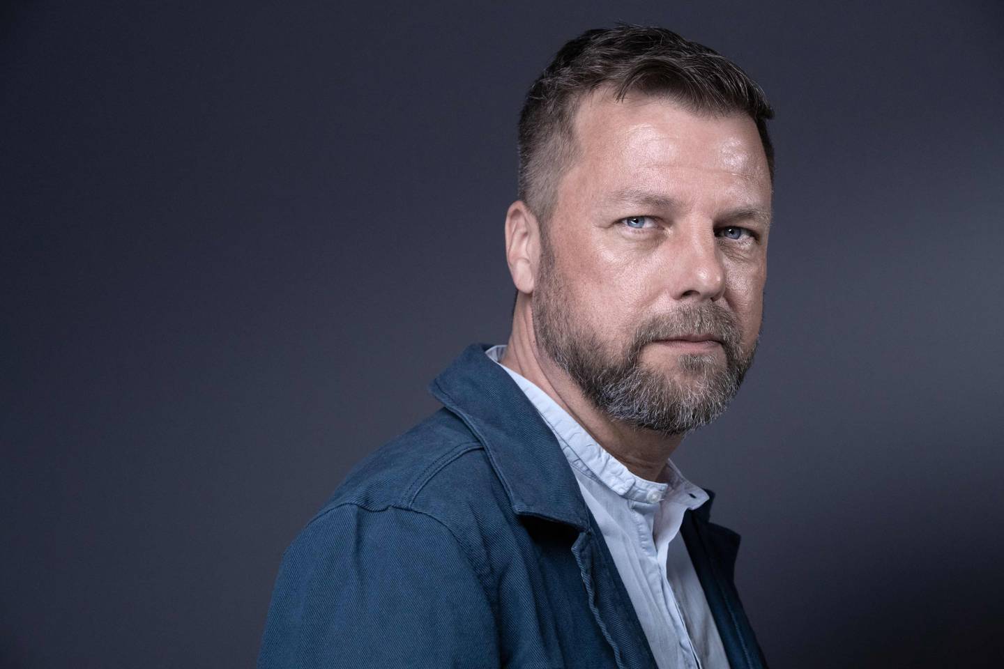 «Norske Atle Knudsen står for regi av den første filmatiseringen av Tordivelen flyr i skumringen». Her fotografert under Cannesseries i år.