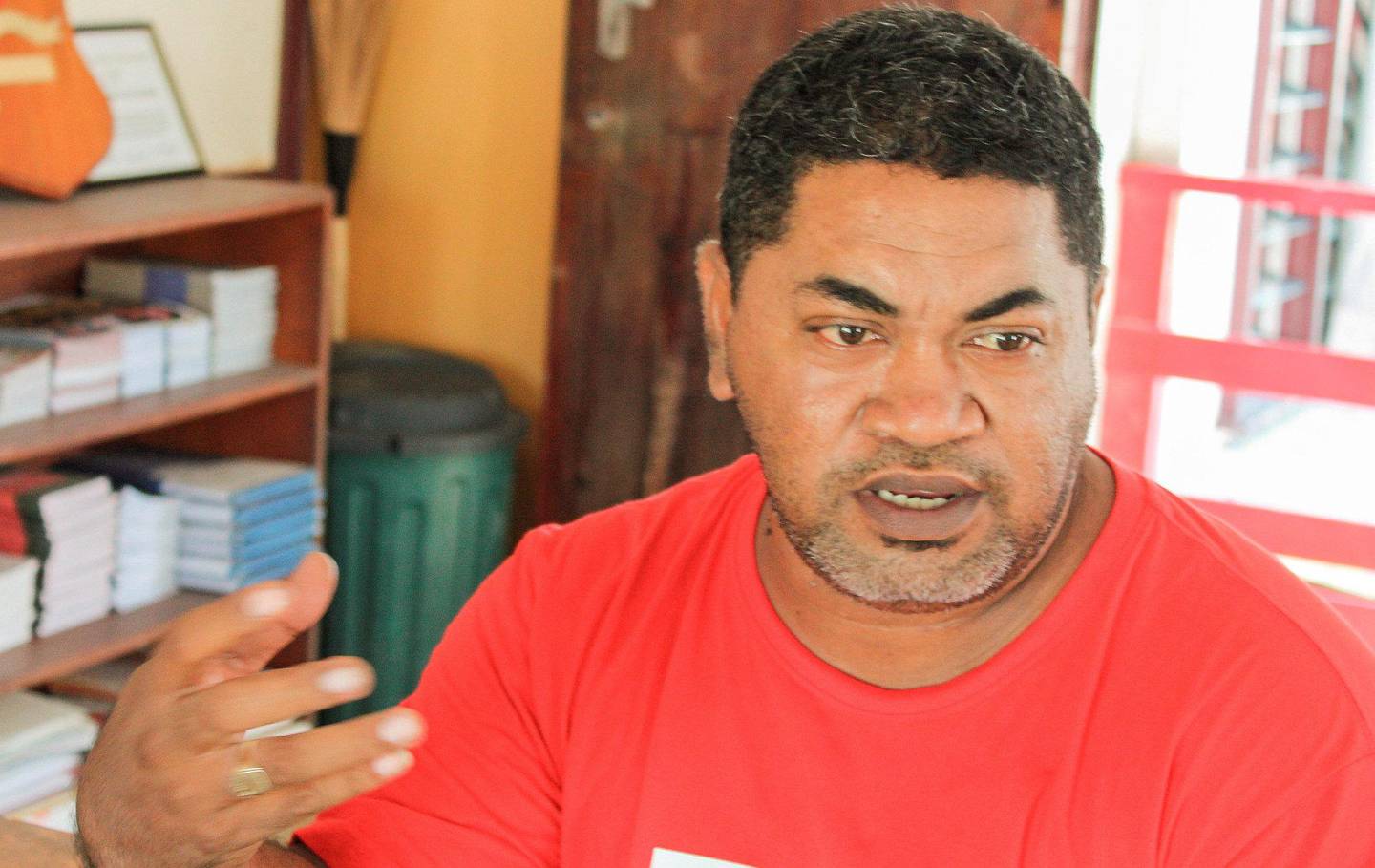 – Vi må finne de beste løsningene som er mulige – sammen. Det er sammen vi kan overleve. Det gjelder ikke bare oss her i Tuvalu, men for hele menneskeheten. Hele verden står i fare! sier Sopoaga Saofatu, generalsekretær i Tuvalu Røde Kors.
